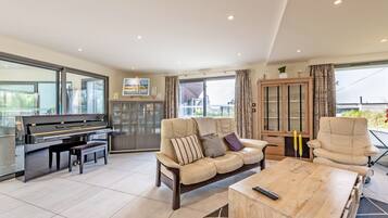 TV connectée, cheminée, lecteur de DVD, baby-foot