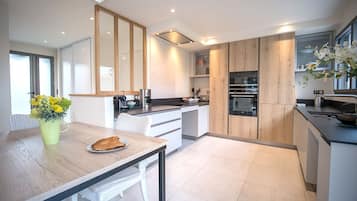 雪櫃、微波爐、焗爐、爐具