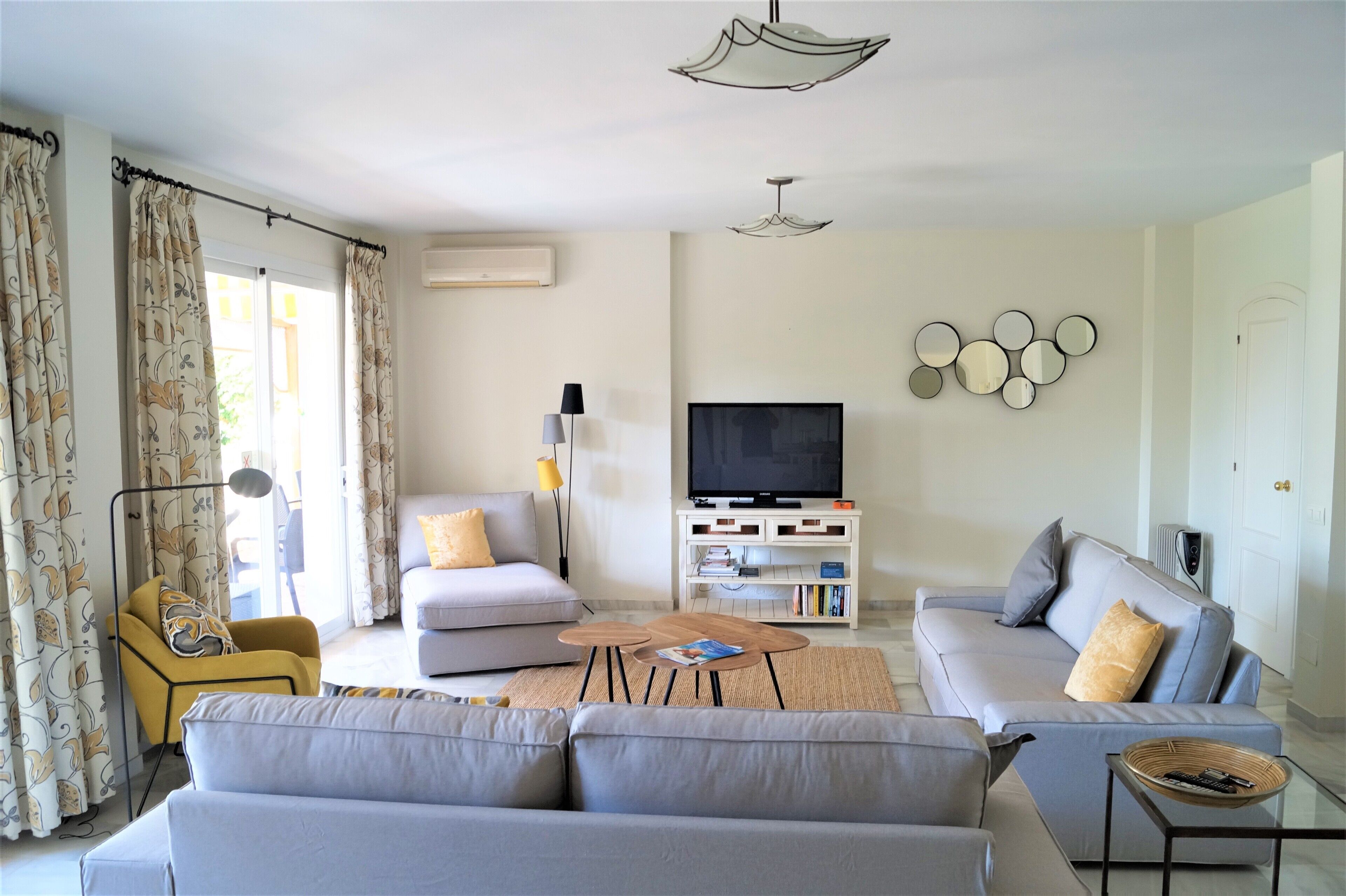 Télévision, cheminée, lecteur de DVD, livres