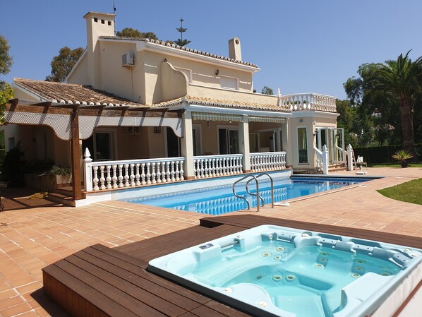 Outdoor pool - Large Villa, garden with swimming pool, jacuzzi, 5 bedrooms, up to 10 people (Marbella)