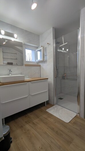 Baignoire, sèche-cheveux, serviettes fournies, savon