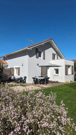 Outdoor dining - Quiet house 10 minutes from the ocean (tarnos)