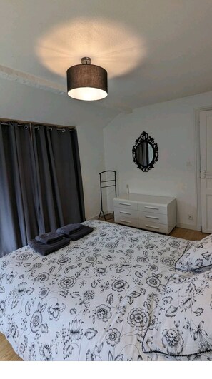 3 chambres, fer et planche à repasser, lit parapluie, Wi-Fi gratuit