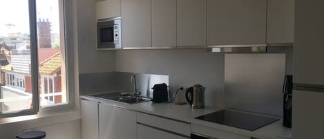 Microwave, dishwasher, coffee/tea maker, electric kettle