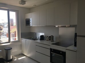 Micro-ondes, lave-vaisselle, cafetière/bouilloire, bouilloire électrique