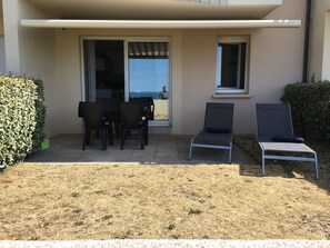 Outdoor dining - New apartment with terrace view and sea access 2 people all comfort / bicycles (Saint-Jean-de-la-Rivière)