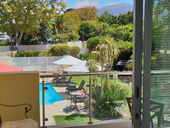 Alberca al aire libre y alberca climatizada