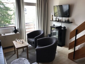 Fernseher, DVD-Player, Bücher, Stereoanlage