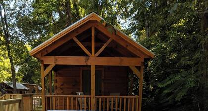 Cabina del río - Lado de Lookout, anidado en la naturaleza, cerca del centro