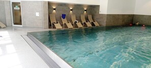 Een binnenzwembad en een verwarmd zwembad