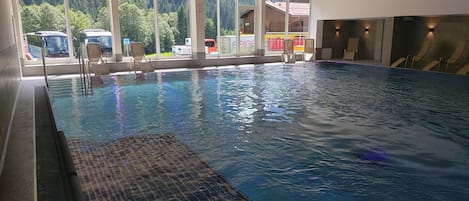 Piscina coperta, una piscina riscaldata