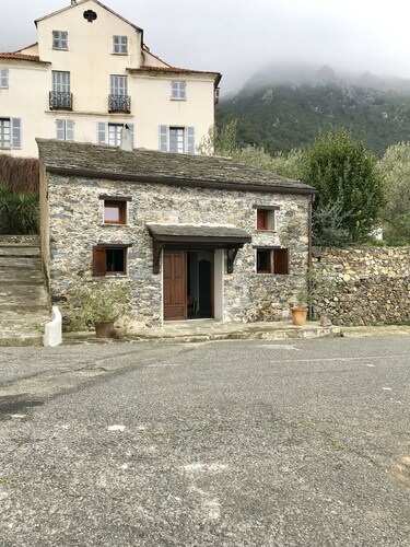 Loue charmante Casuccia en pierre dans un village typique Corse