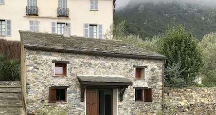 Loue charmante Casuccia en pierre dans un village typique Corse