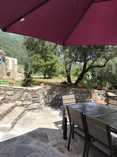 Loue charmante Casuccia en pierre dans un village typique Corse