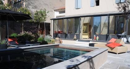 Maison en ville 2/4 personnes  jardin, piscine chauffée.