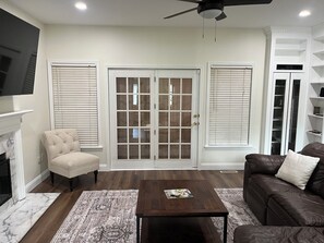 智能电视、壁炉、电子游戏、DVD 播放器