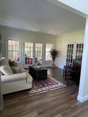 智能电视、壁炉、电子游戏、DVD 播放器