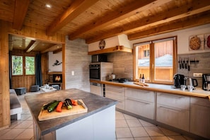 冷蔵庫、電子レンジ、オーブン、コンロ