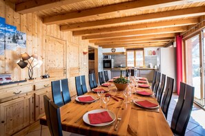 Grande table pour 12 convives dans le chalet Snow Paradise