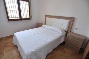2 chambres, fer et planche à repasser