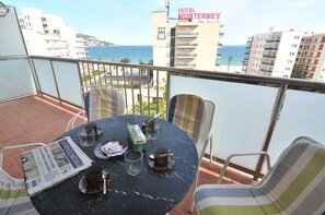 Outdoor dining - Vacation rental in Roses with air conditioning and sea view, cozy apartment 50m from the beach. Book now and enjoy the sea! (Roses)