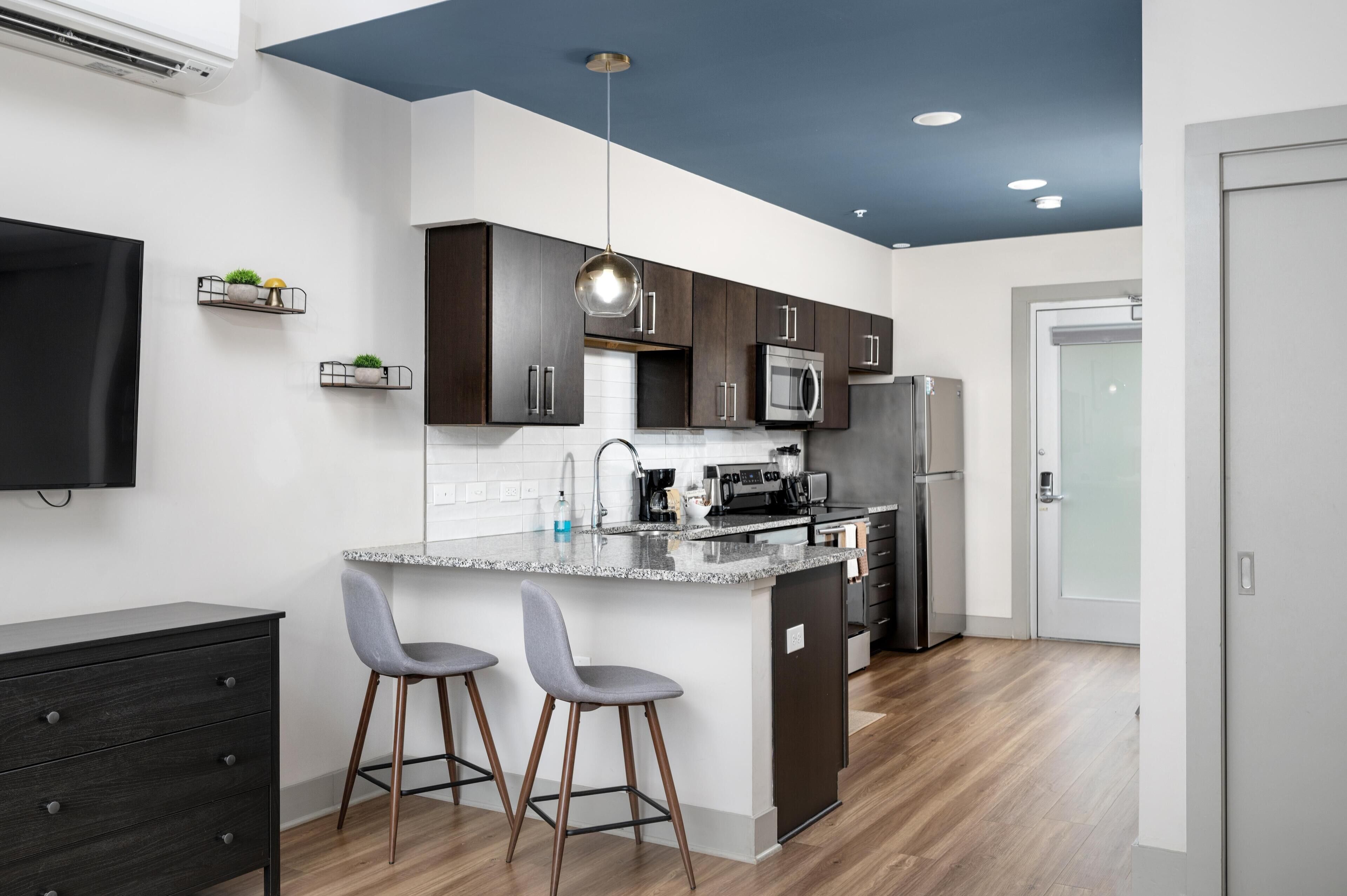 Kjøleskap, mikrobølgeovn, ovn og kokeplater