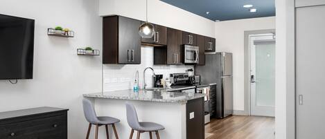 Kjøleskap, mikrobølgeovn, ovn og kokeplater