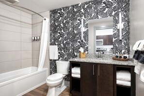 Un baño moderno con ducha, inodoro y tocador.