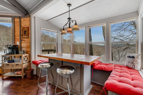 Interior - Dual Level Ski-In/Ski-Out Roundhouse w/ Direct Slope Access and Wraparound Deck (Sugar Mountain)