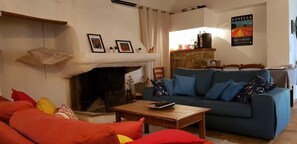 TV connectée, cheminée, chaîne hi-fi