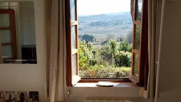 3 habitaciones, tabla de planchar con plancha y cuna de viaje