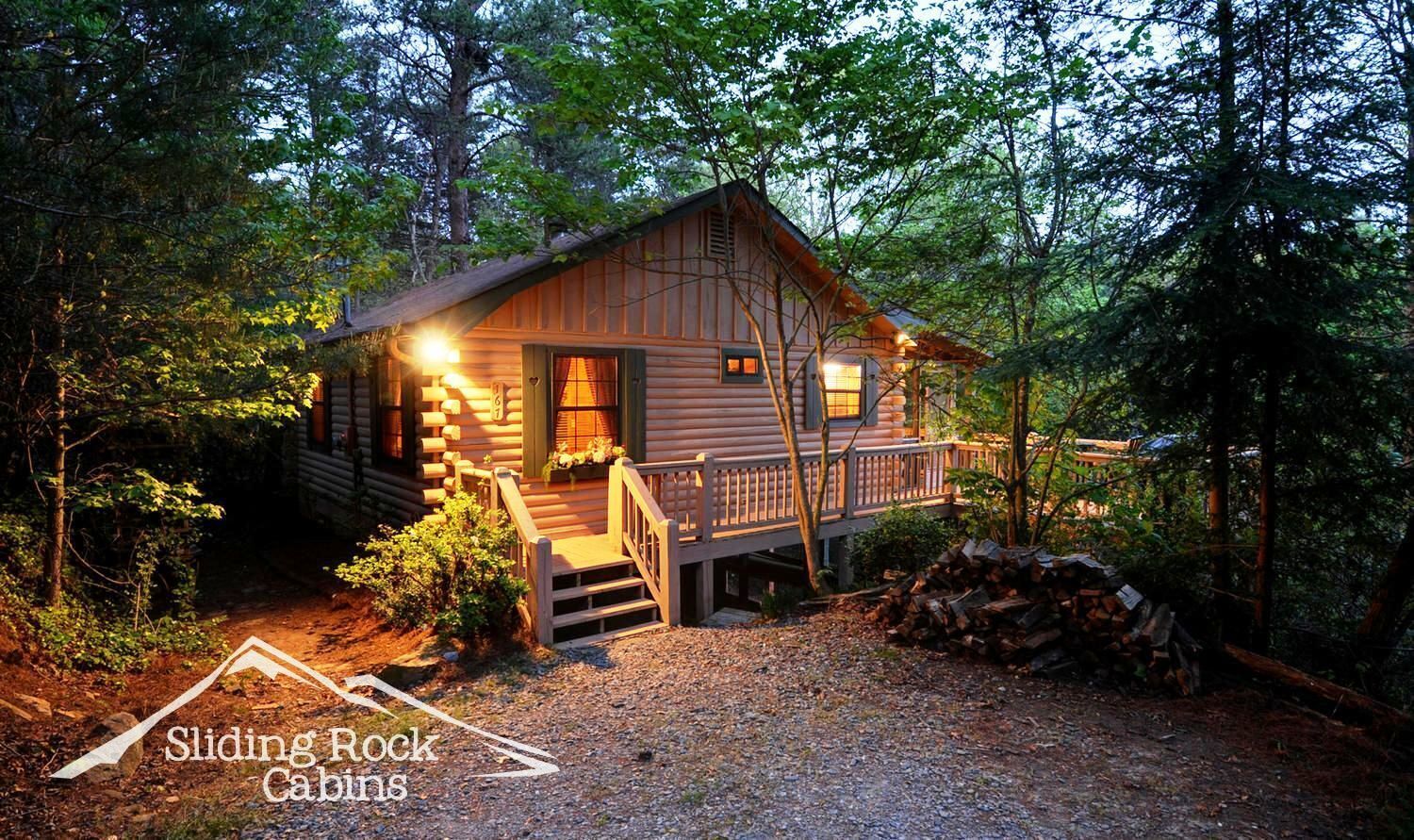 1/1 hot tub, king bed, pet friendly-lg fenced yard. ADULT ONLY