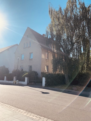 Un bâtiment à deux étages, doté d’un toit en pente et de nombreuses fenêtres.