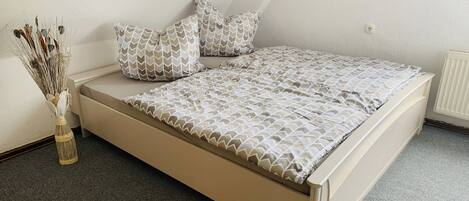 2 Schlafzimmer, Schreibtisch, Reisekinderbett, kostenloses WLAN