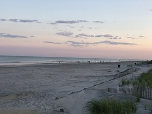 Ubicación cercana a la playa y tumbonas