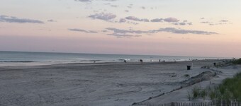 Comfy and open beach bungalow! 1 block to ocean!