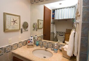 Sèche-cheveux, serviettes fournies, savon, shampoing