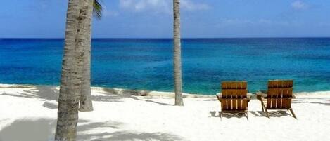 Plage, chaises longues, serviettes de plage