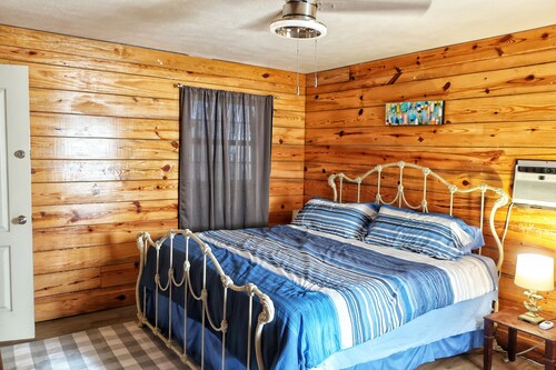 REDUCED PRICE CLEAN! Salty Marsh Lodge Fishing and Hunting Getaway Newly Updated