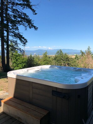 Outdoor spa tub - Welcome to The Hill, . Enjoy your stay! (Anacortes)
