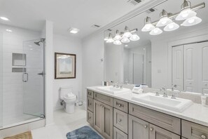 Tina, secadora de cabello, toallas, jabón 