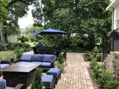 1901 Historic Home's Guest Cottage with pool 