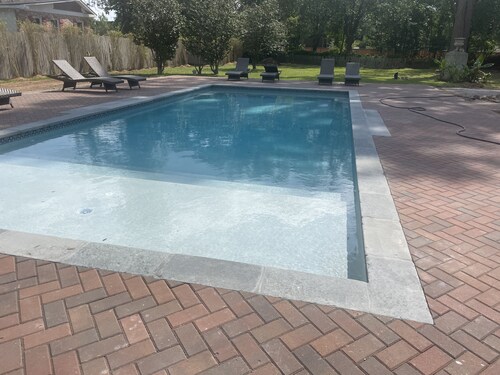 1901 Historic Home's Guest Cottage with pool 