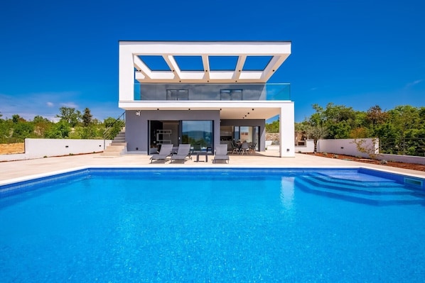 Pool - Stylish Villa Quadra***** with a sea view and heated pool on Krk (Pinezici)
