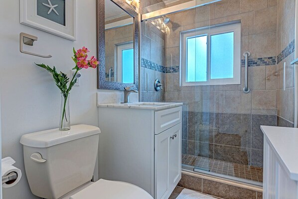 Shower, jetted tub, hair dryer, towels