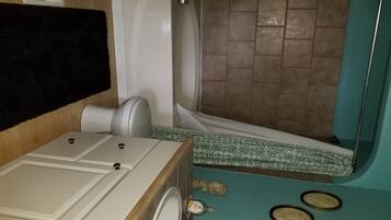 Ensemble douche/baignoire, baignoire Ă jets, sĂšche-cheveux