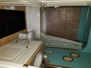 Combined shower/tub, jetted tub, hair dryer, towels