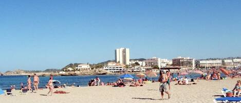 Una spiaggia nelle vicinanze