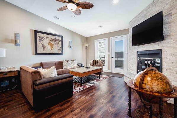 Smart TV, fireplace, stereo