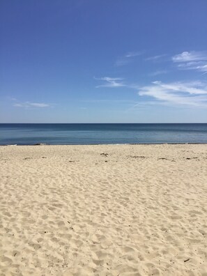Ligstoelen aan het strand